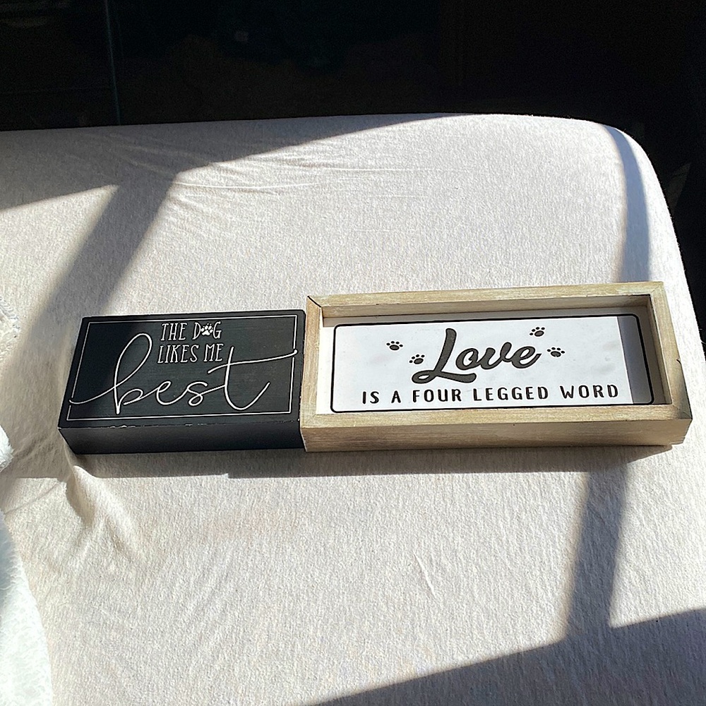 These two adorable dog signs would make the perfect Christmas gift!